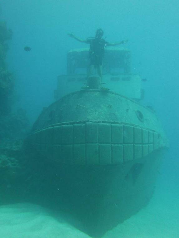 Imaginando-se no Titanic, em pequeno barco afundado no litoral sul de Bermuda